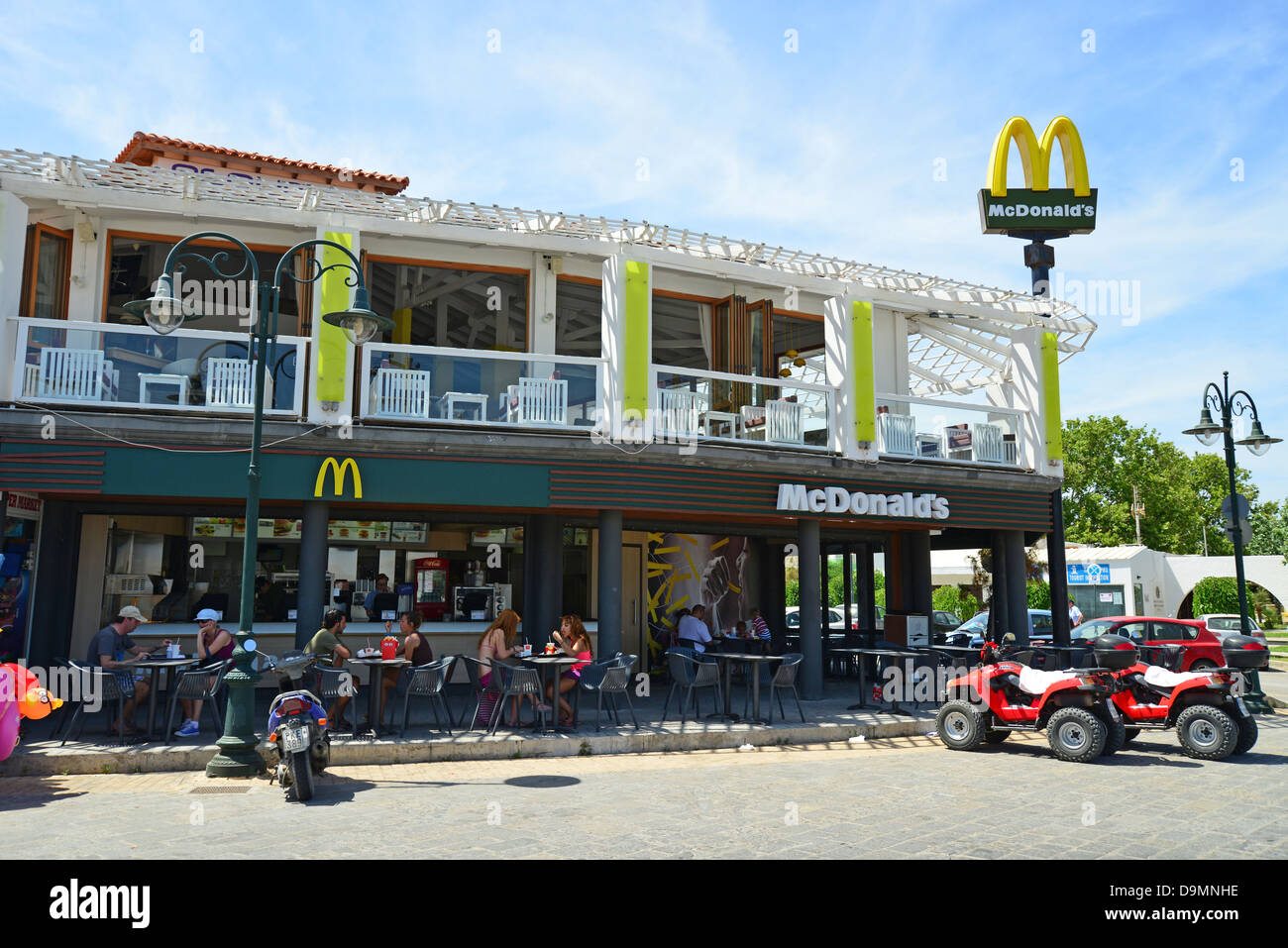 McDonald's Restaurant am Strand, Faliraki, Rhodos (Rodos) Region, die Dodekanes, Region südliche Ägäis, Griechenland Stockfoto
