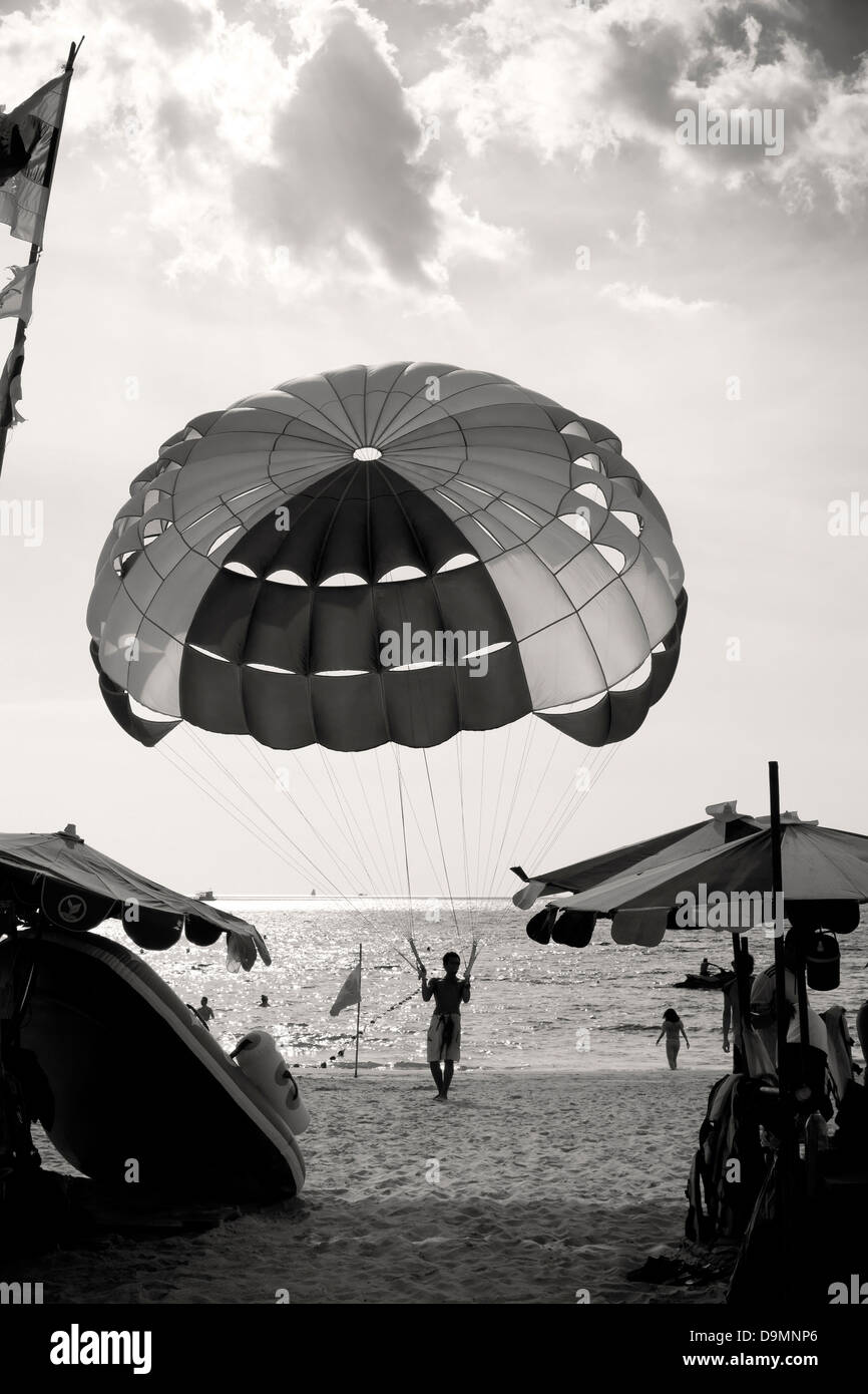 Verkaeufers Parasail am Karon Strand schleppt in einer offenen Überdachung am späten Nachmittag. Stockfoto