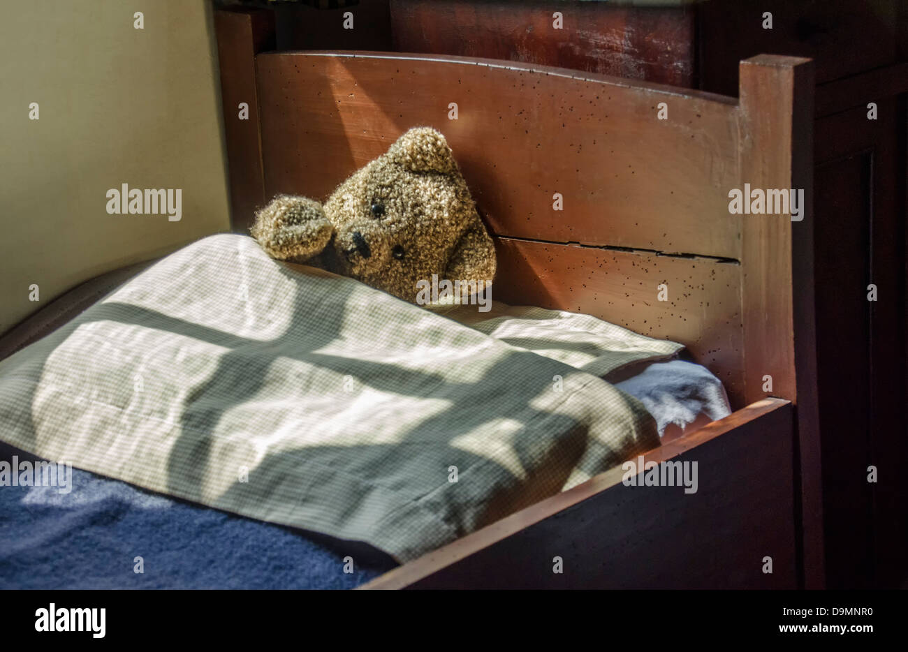 Alte Teddybären im antiken Bett liegend Stockfoto