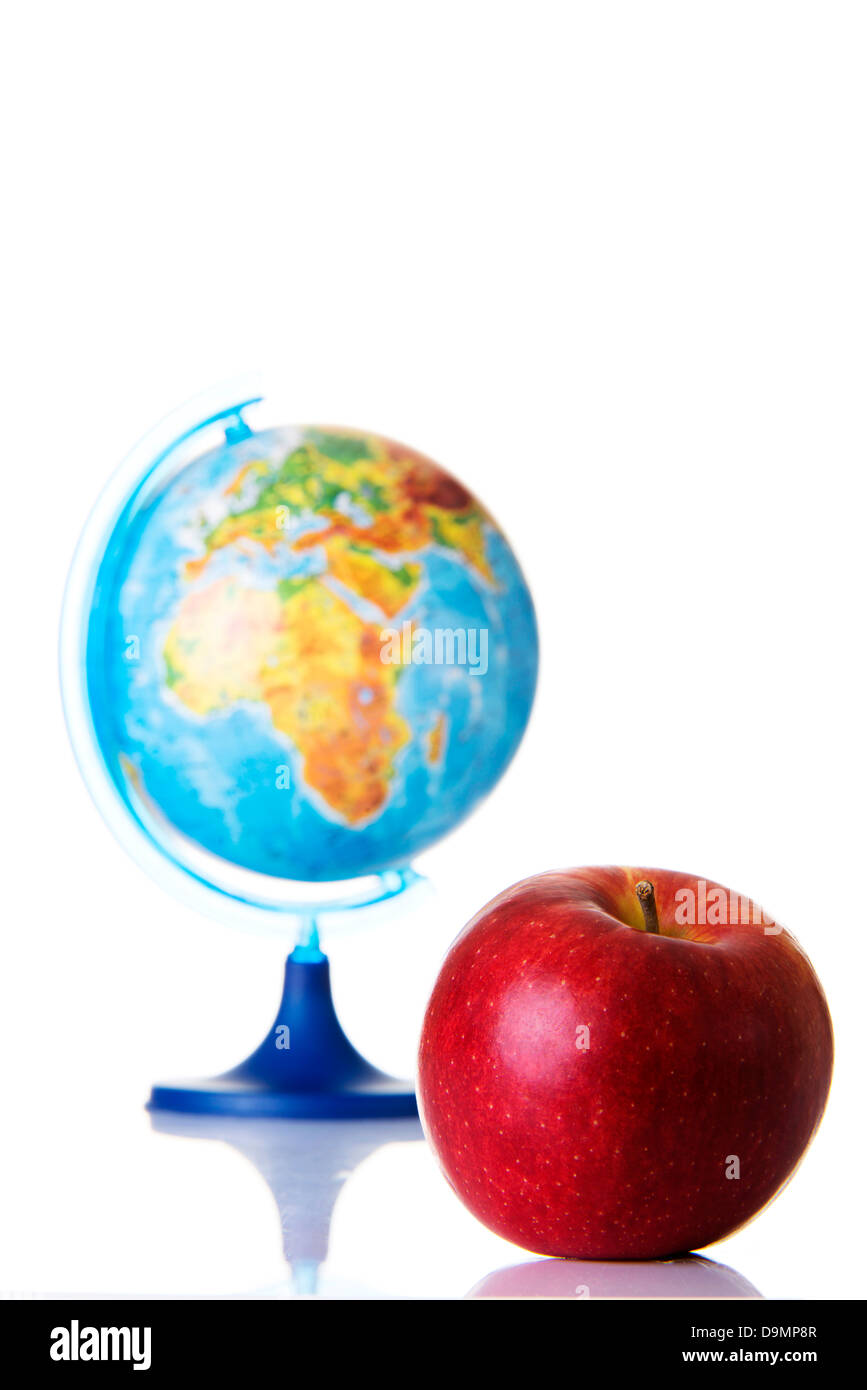 Apple und Globe auf weißem Hintergrund. Bildung und Erziehung-Konzept. Stockfoto
