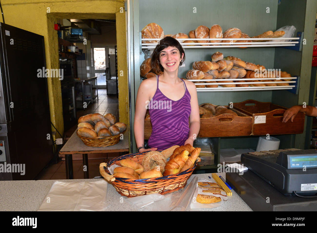 Junge Frau in der Familie Bäckerei, Gennadi, Rhodos (Rodos) Region, die Dodekanes, South Aegean Region, Griechenland Stockfoto