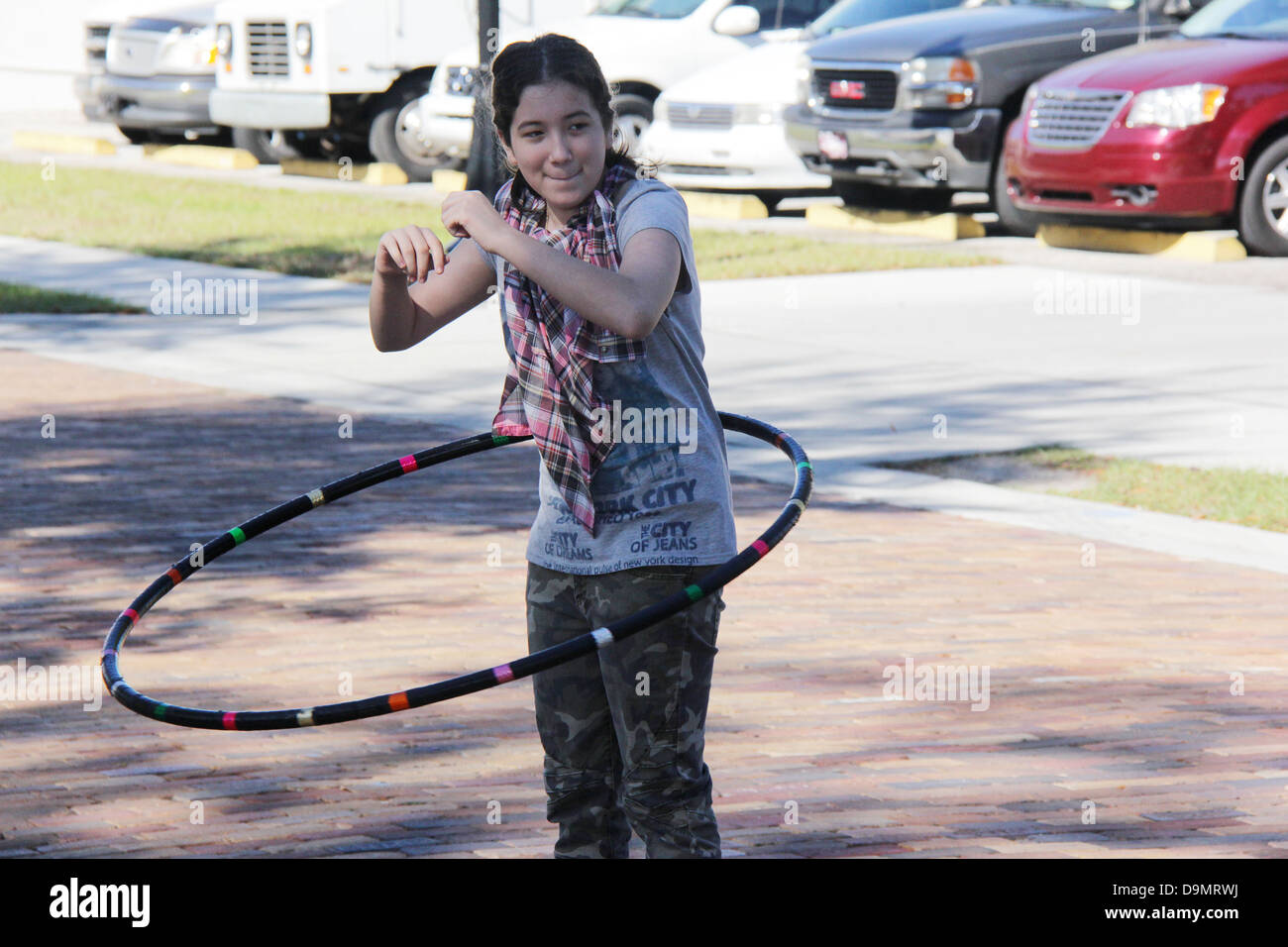 Mädchen spielen mit einem Hula-Hoop und lächelnd. Stockfoto