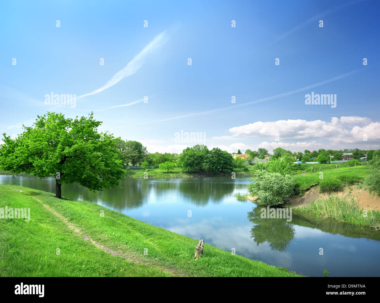 Frühlingslandschaft mit dem Fluss an einem sonnigen Tag Stockfoto