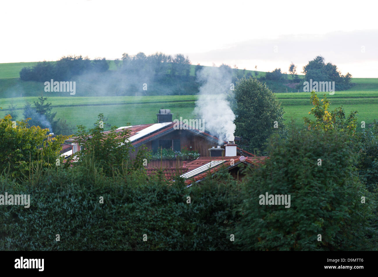 Auspuff Gaslast von Wohnhäusern im winter Stockfoto