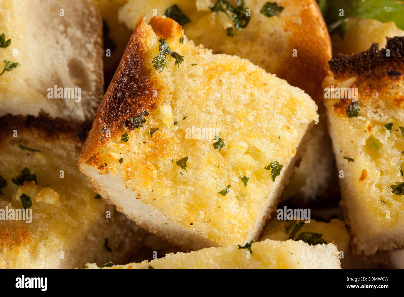 Knusprigen Knoblauchbrot mit Butter und Petersilie Stockfoto