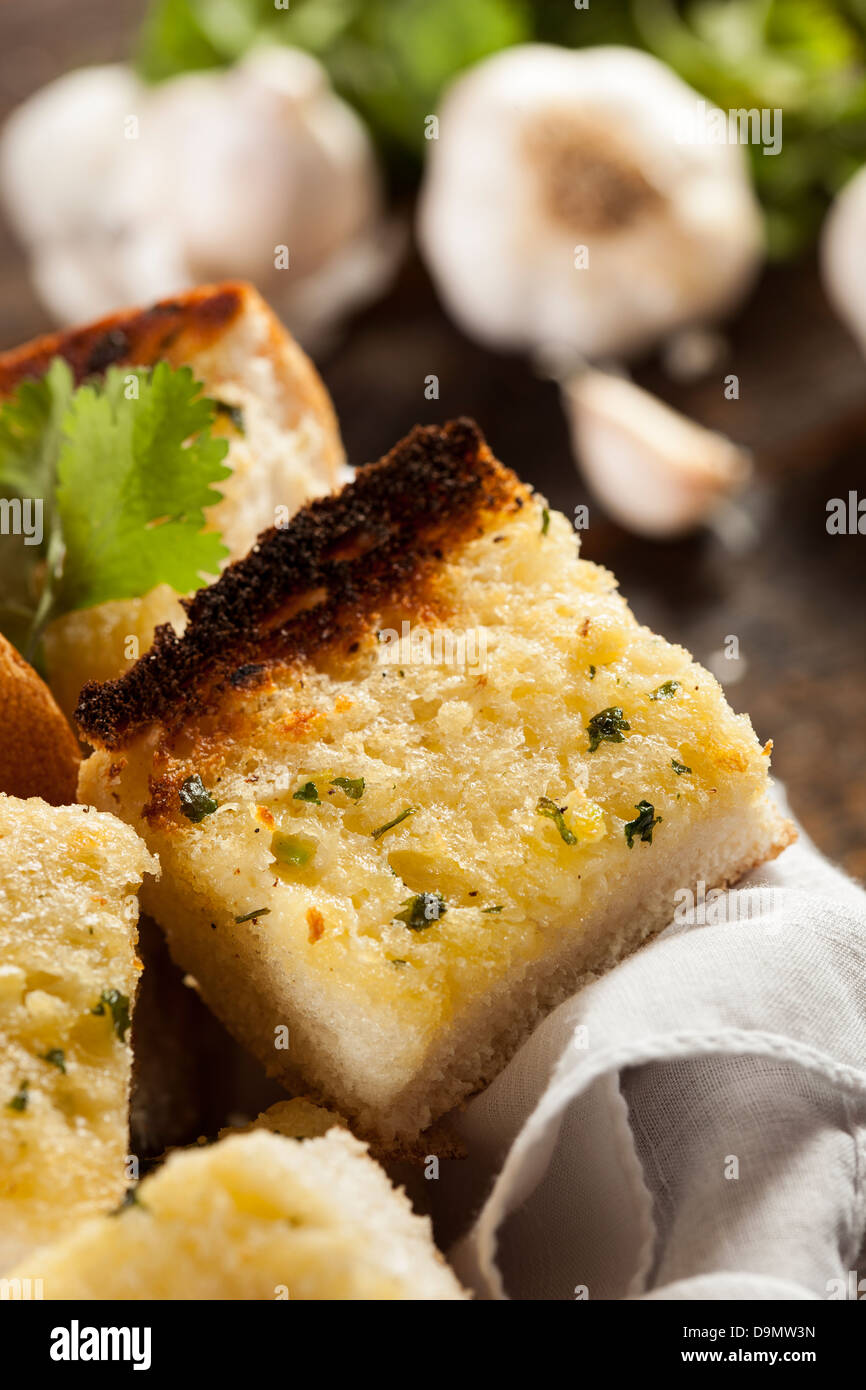 Knusprigen Knoblauchbrot mit Butter und Petersilie Stockfoto