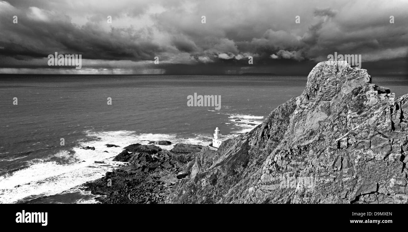 Dramatische Seelandschaft Blick über die Hartland Point Lighthouse, wie ein Sturm über die Insel Lundy entlädt Stockfoto