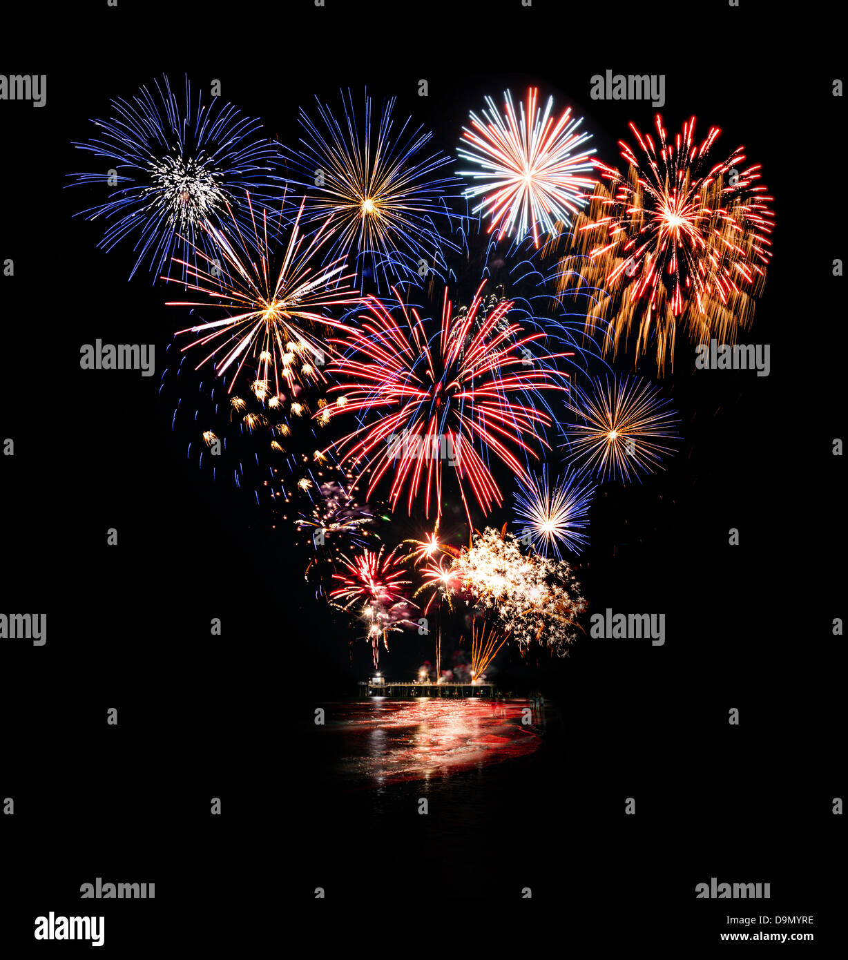 Spektakuläres Feuerwerk Zusammenstellung isoliert auf schwarz für Designer und Grafiker. Stockfoto