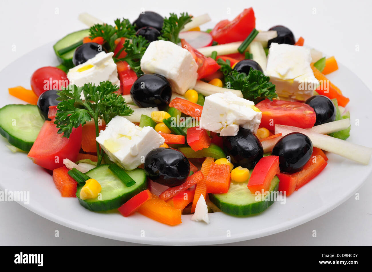 Salat, gemischter Salat, Salatteller, Olive, schwarz, schwarz, Schafskäse, rot, Zwiebeln, Gurken, Gukenscheiben, Paprika, rot Stockfoto