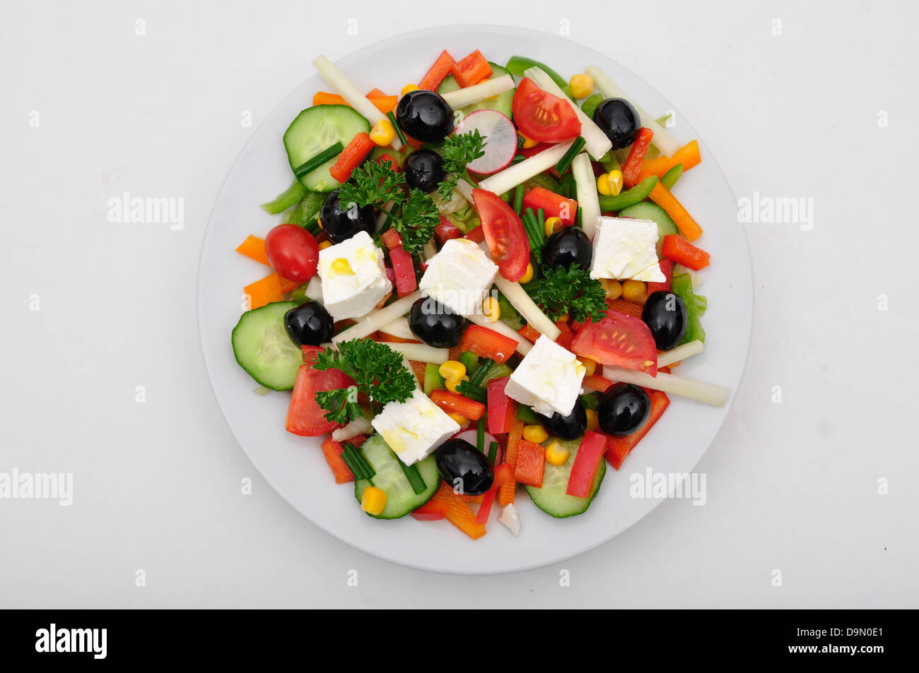 Salat, gemischter Salat, Salatteller, Olive, schwarz, schwarz, Schafskäse, rot, Zwiebeln, Gurken, Gukenscheiben, Paprika, rot Stockfoto