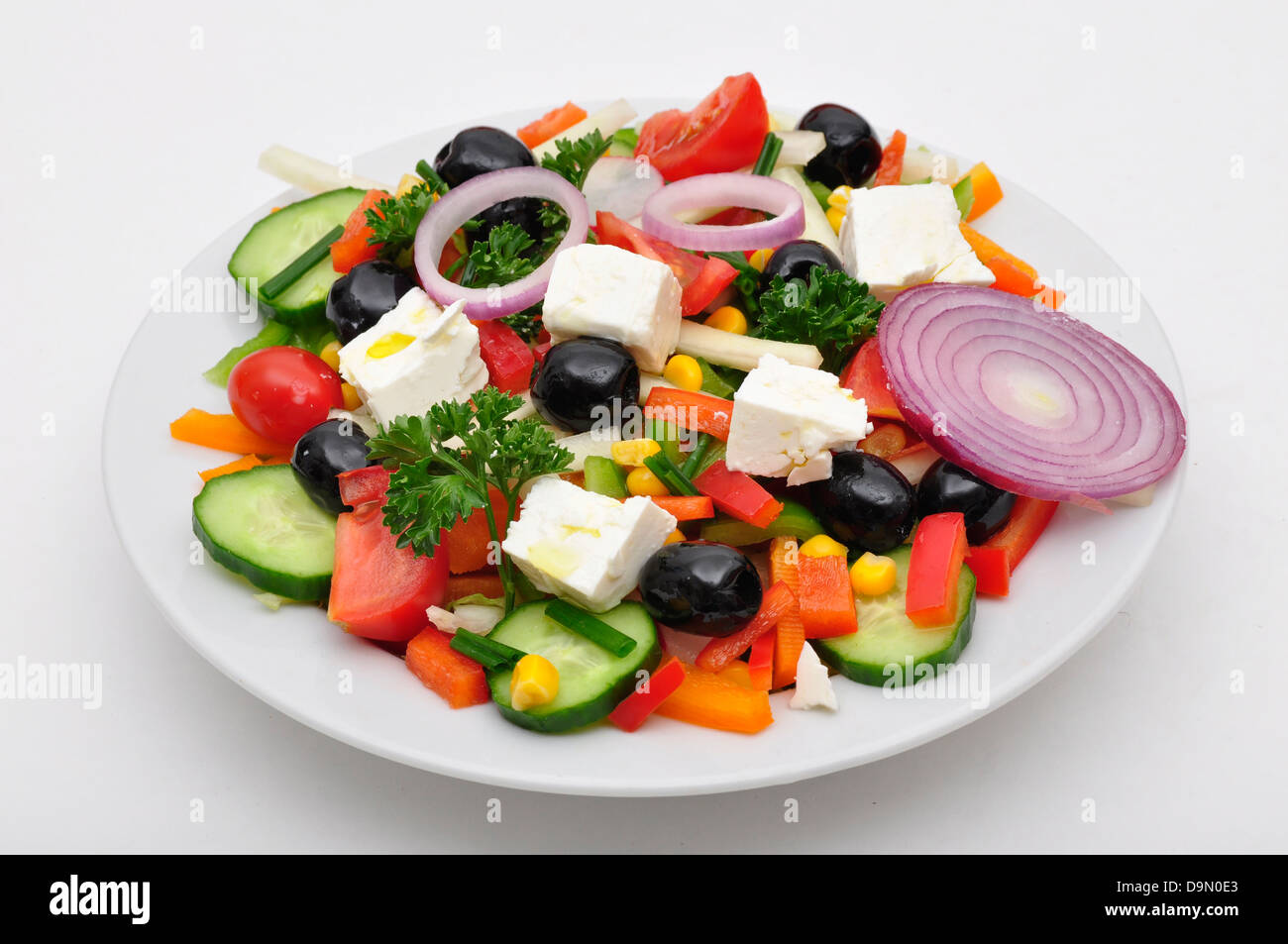 Salat, gemischter Salat, Salatteller, Olive, schwarz, schwarz, Schafskäse, rot, Zwiebeln, Gurken, Gukenscheiben, Paprika, rot Stockfoto
