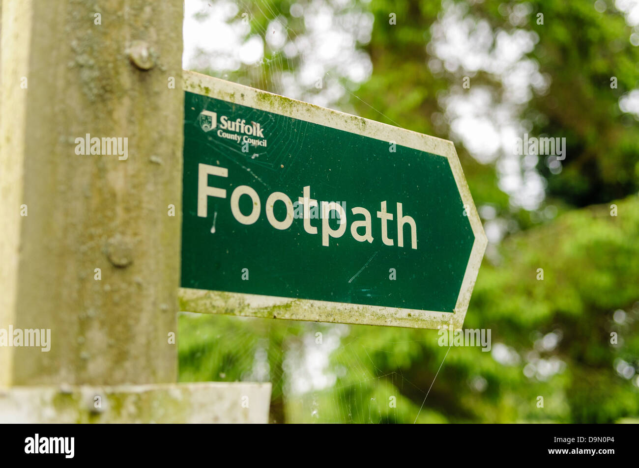 Zeichen für einen öffentlichen Fußweg in Suffolk Stockfoto