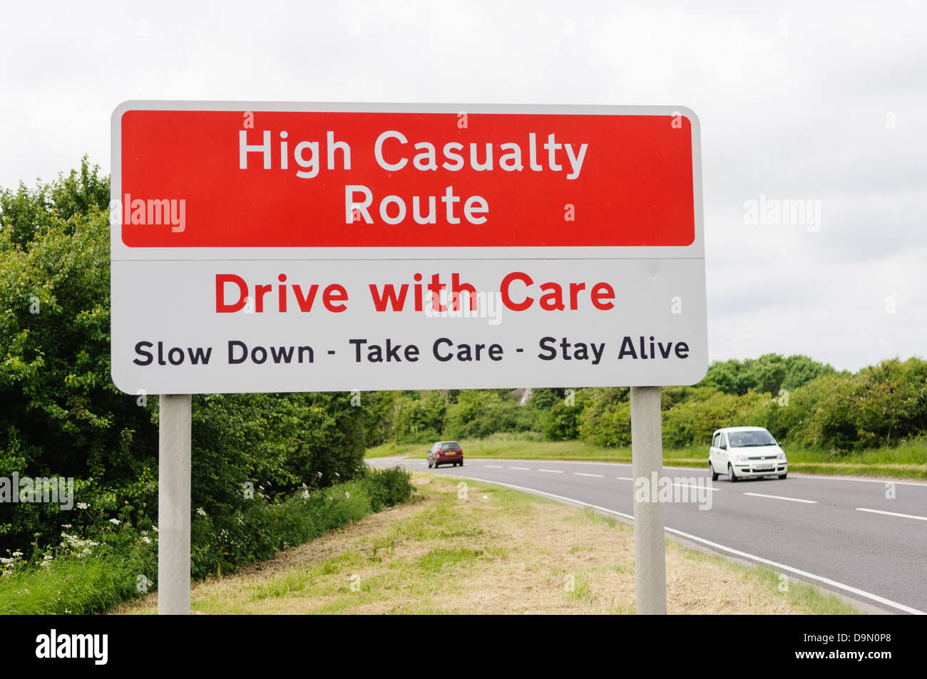 Melden Sie Warnung Fahrer, die Sie sind in einem hohen Unfall- und mit Sorgfalt zu fahren und verlangsamen Stockfoto