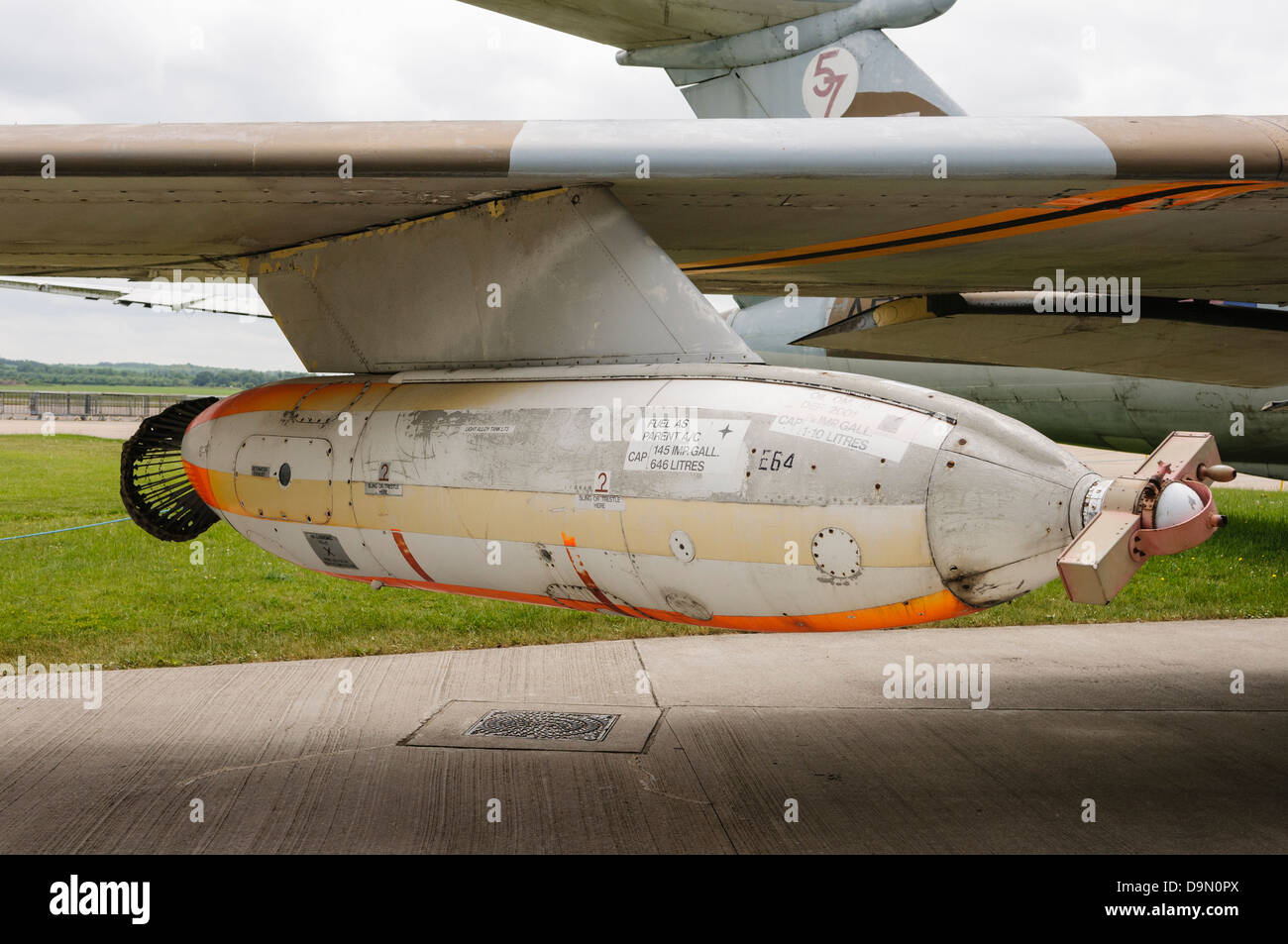 Kraftstoff-Bombe auf dem Flügel eines Flugzeugs montiert Stockfoto