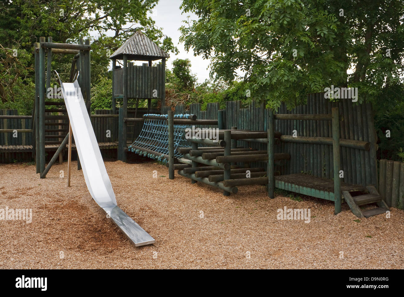 Abenteuer-Spielplatz für Kinder und Jugendliche zu genießen mit einer Rutsche, Seil-Tunnel und Burg-Türme Stockfoto