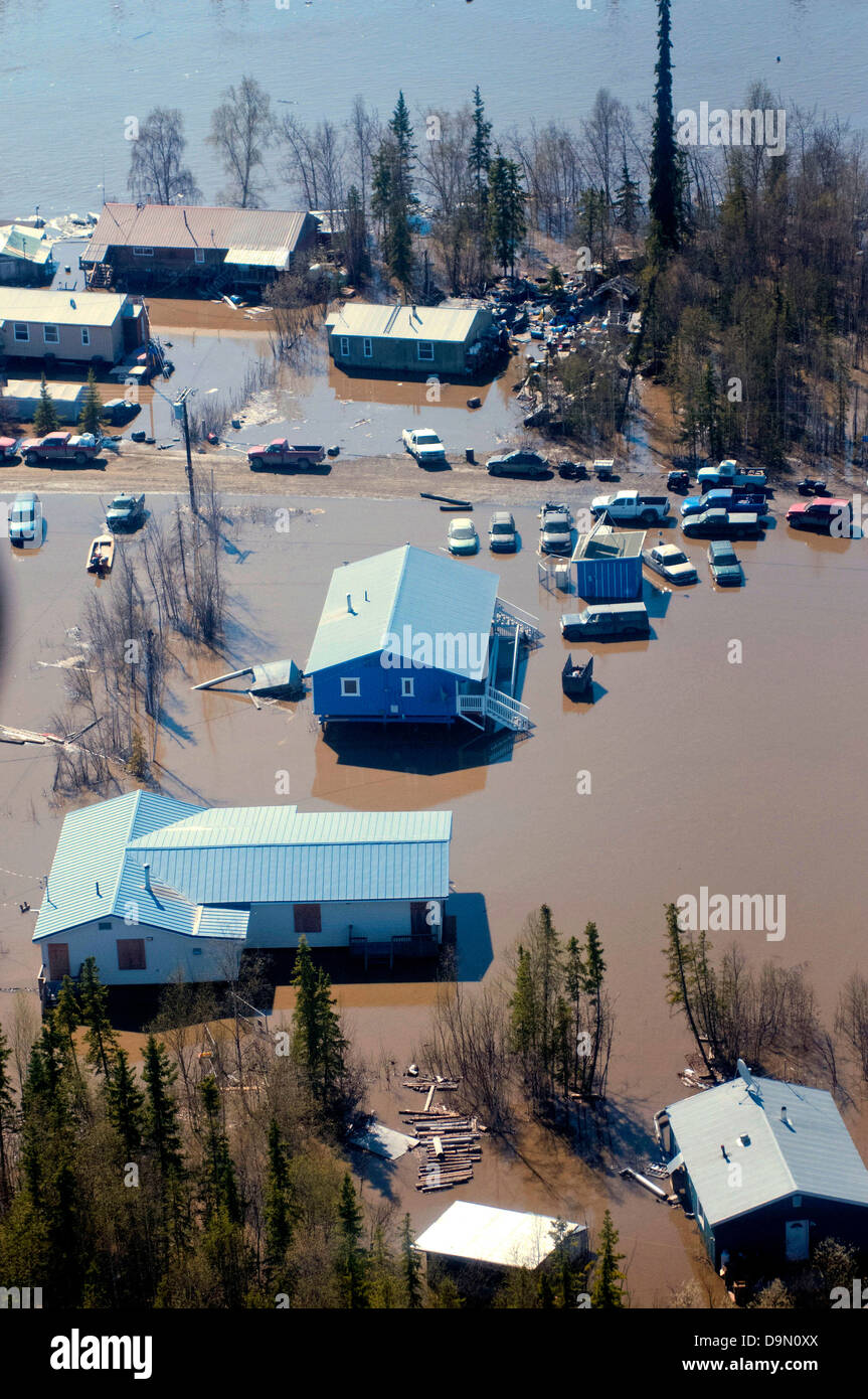 Luftaufnahme von Überschwemmungen durch den Yukon River während der Auflösung des Winters Eis 28. Mai 2013 in Galena, Alaska. Mehrere hundert Menschen werden voraussichtlich die isolierte Gemeinschaft im Inneren Alaskas nach einem Eis Marmelade geschickt Flusswasser waschen über Straßen und Gebäude eintauchen geflohen sind. Stockfoto