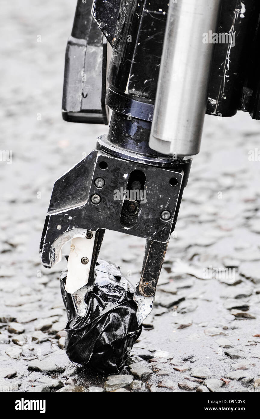 Zange Griff von einem Roboter Armee Bombe zur nimmt eine verdächtige Objekt in Klebeband eingewickelt Stockfoto