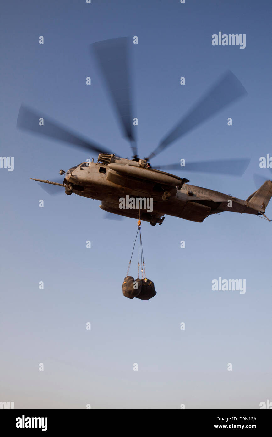 Ein US Marine Corps CH-53E Super Stallion-Hubschrauber trägt Ladung um eine Vorwärts operative Basis 20. Juni 2013 in Camp Leatherneck, Provinz Helmand, Afghanistan Nachschub. Stockfoto