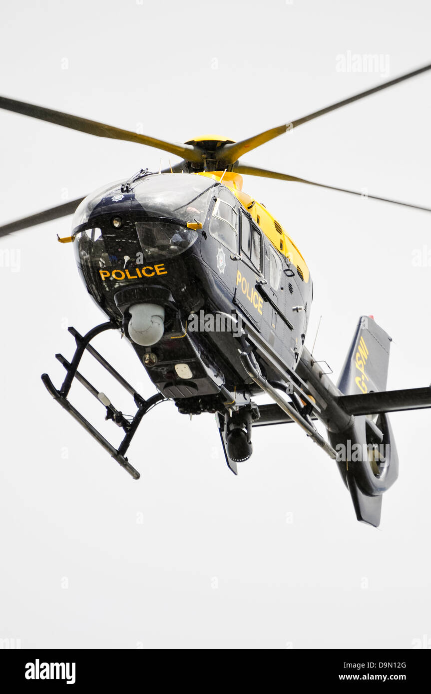 PSNI Polizei Hubschrauber Eurocopter EC-135 G-PSNI im Flug Stockfoto