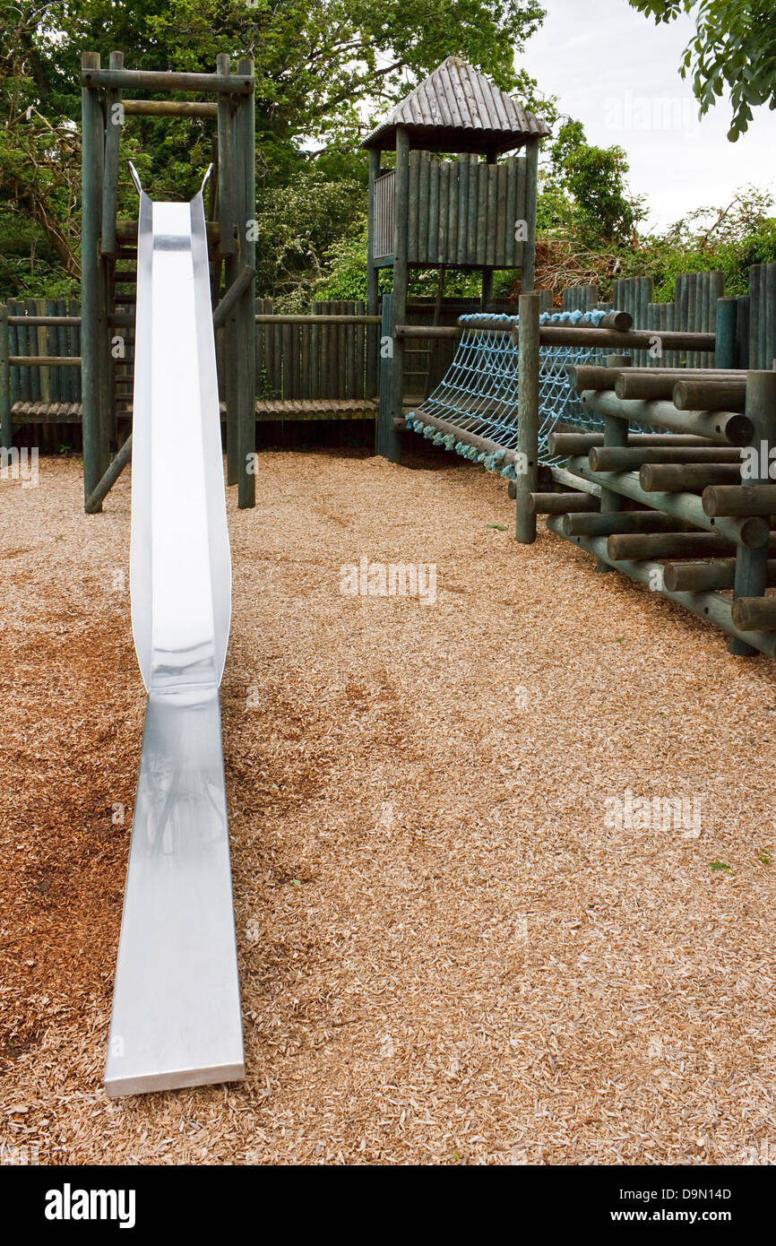 Abenteuer-Spielplatz für Kleinkinder zu genießen mit einer Rutsche, Seil-Tunnel und Burg-Türme Stockfoto