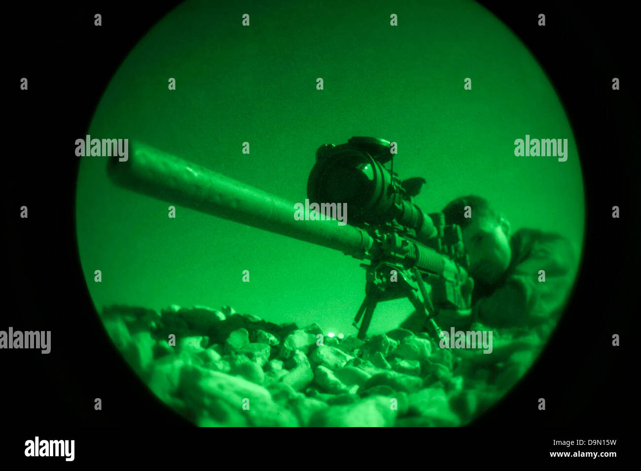 Ein US-Maritime RAID-Force Marine feuert eine M110 Semi-Automatic Sniper-Gewehr mit Nachtsicht während einer nächtlichen Feuer Teil Übung Eager Lion 21. Juni 2013 in Jordanien erobert. Stockfoto