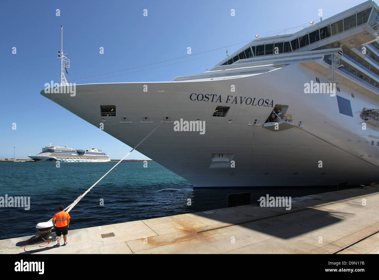 Costa Cruise Line Kreuzfahrtschiff "Costa Favolosa" (290 Meter) - release Liegeplatz Linien - mit "Practicos" / Seil Handler wird vorbereitet Stockfoto