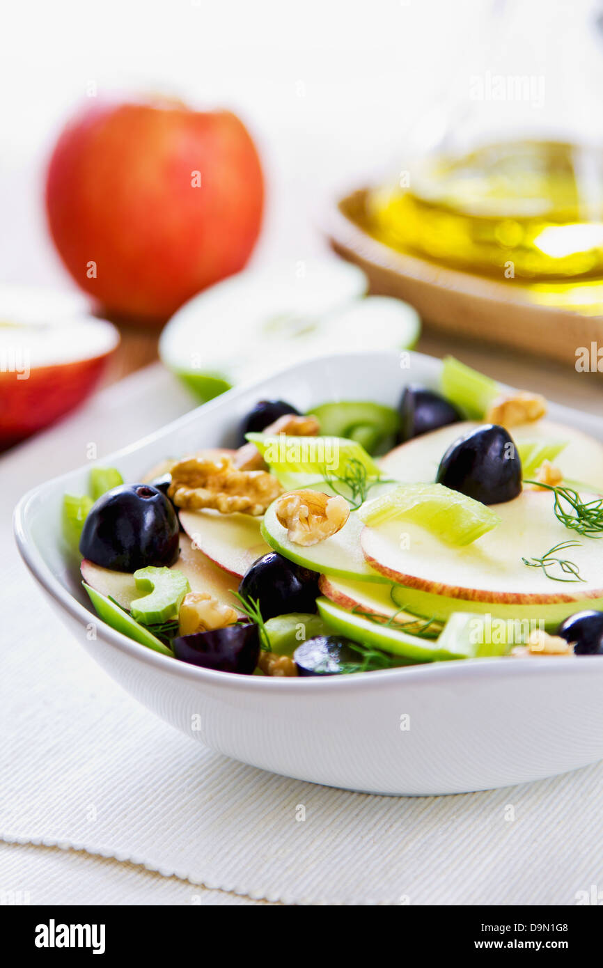 Apfel mit Sellerie, Trauben-Walnuss-Salat Stockfoto