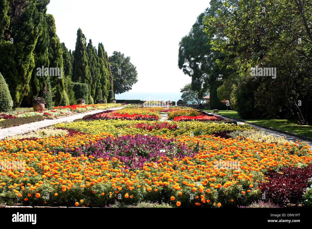 Botanischer Garten mit Blumen und Meer. Residenz der rumänischen