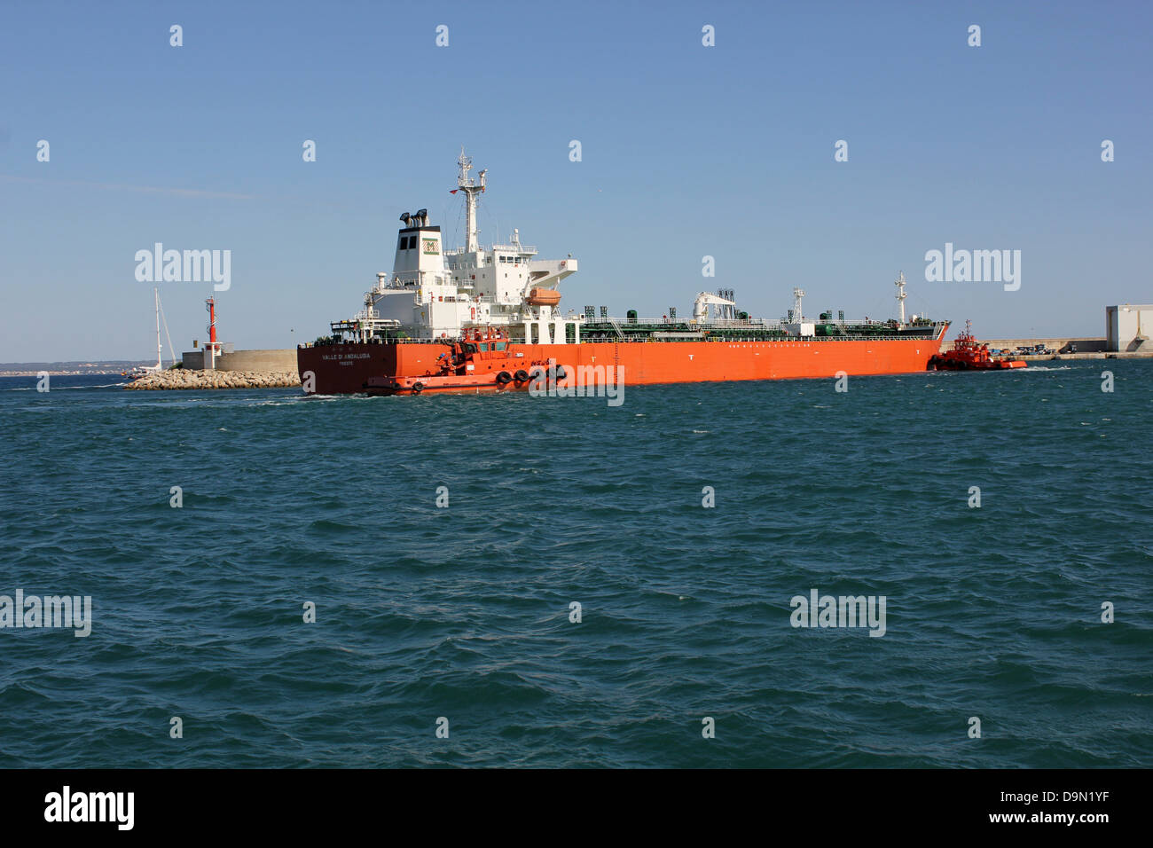 Petrolier / Petroleum Produktträger "Vallee di Andalusien" Einfahrt Hafen Schlepper mithilfe Palma, Mallorca. Stockfoto