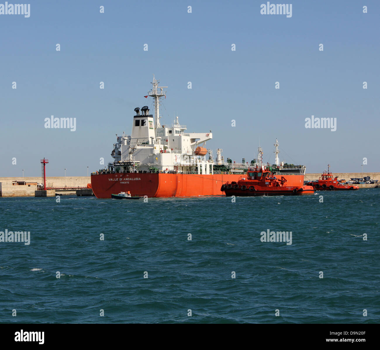 Petrolier / Petroleum Produktträger "Vallee di Andalusien" verschieben auf Liegeplatz mit Schlepper Hilfe - Palma, Mallorca. Stockfoto