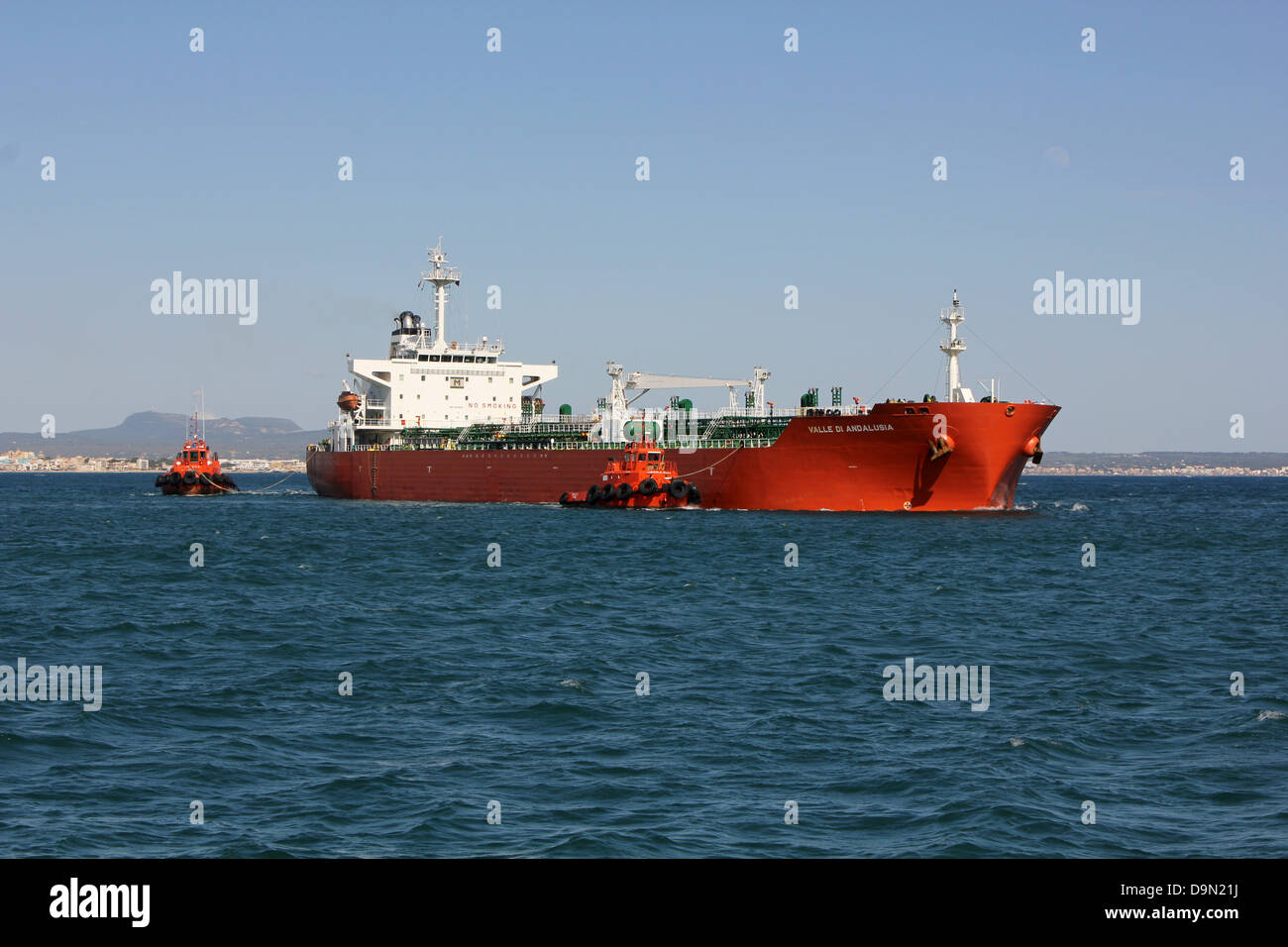 Petrolier / Petroleum Produktträger "Vallee di Andalusien" Einfahrt Hafen mit Schlepper Hilfe - Palma, Mallorca. Stockfoto