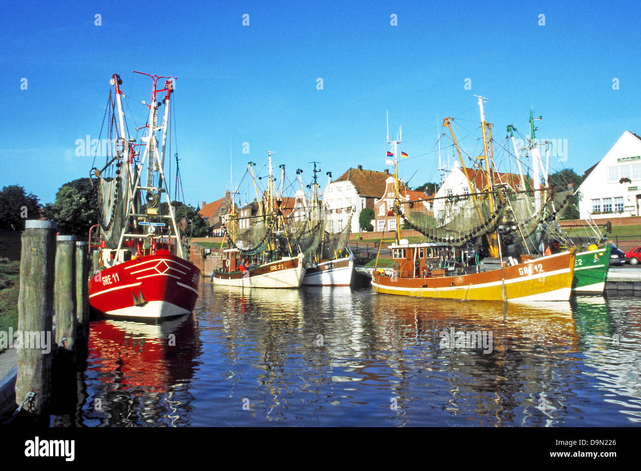 Deutschland, Niedersachsen, Nordsee, Ostfriesland, Hafen, Krummhoern, Greetsiel, historische Häuser, Fischtrawler, fishi Stockfoto