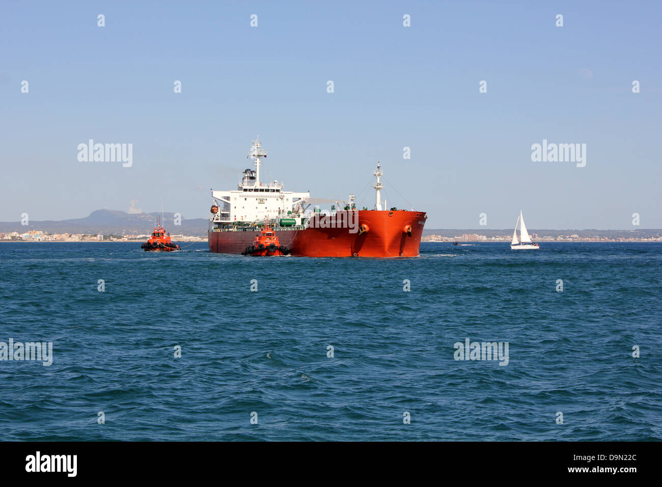 Petrolier / Petroleum Produktträger "Vallee di Andalusien" Einfahrt Hafen mit Schlepper Hilfe - Palma, Mallorca. Stockfoto