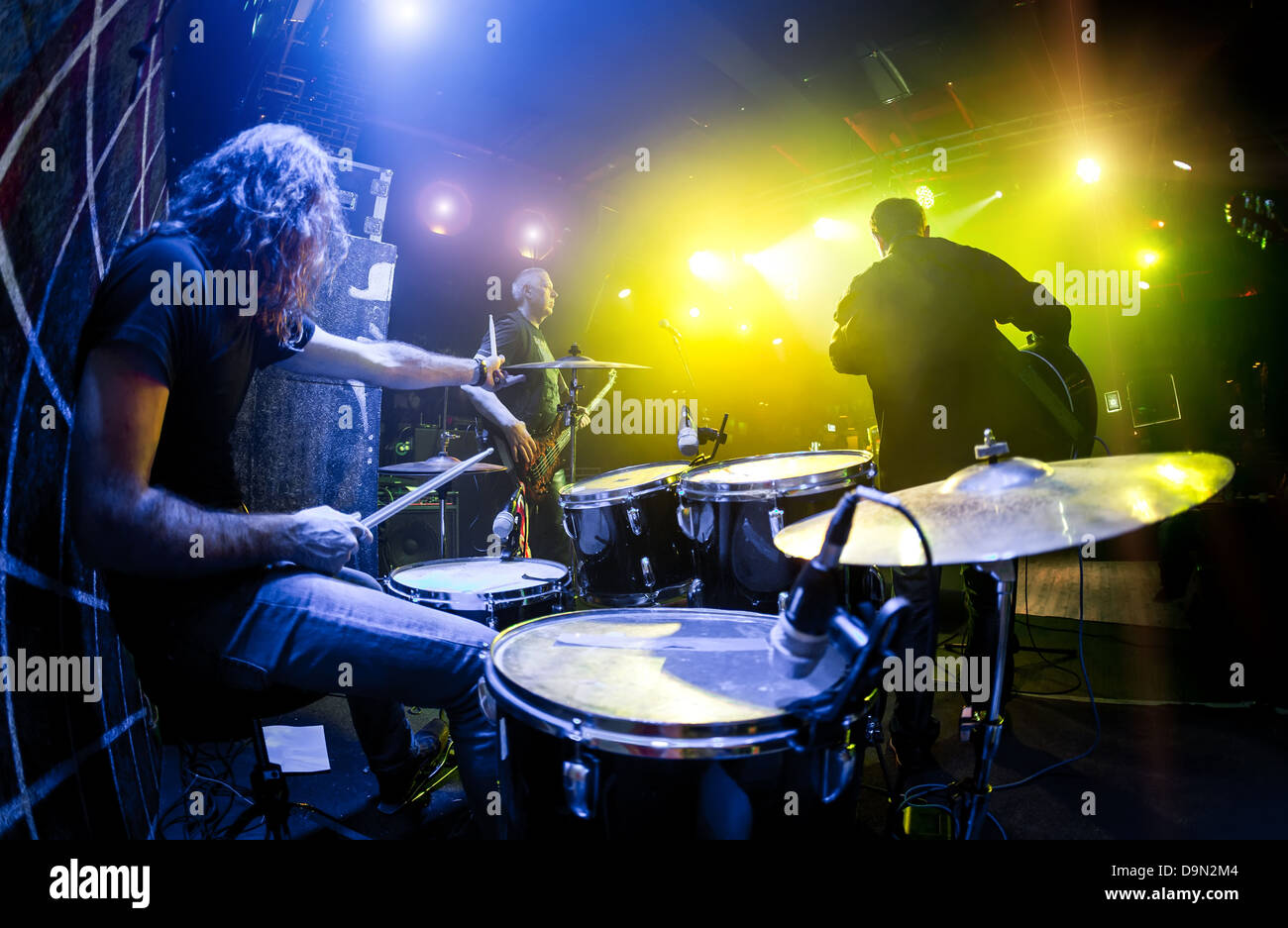 Leistungen der Musiker, der Schlagzeuger im Vordergrund Stockfoto