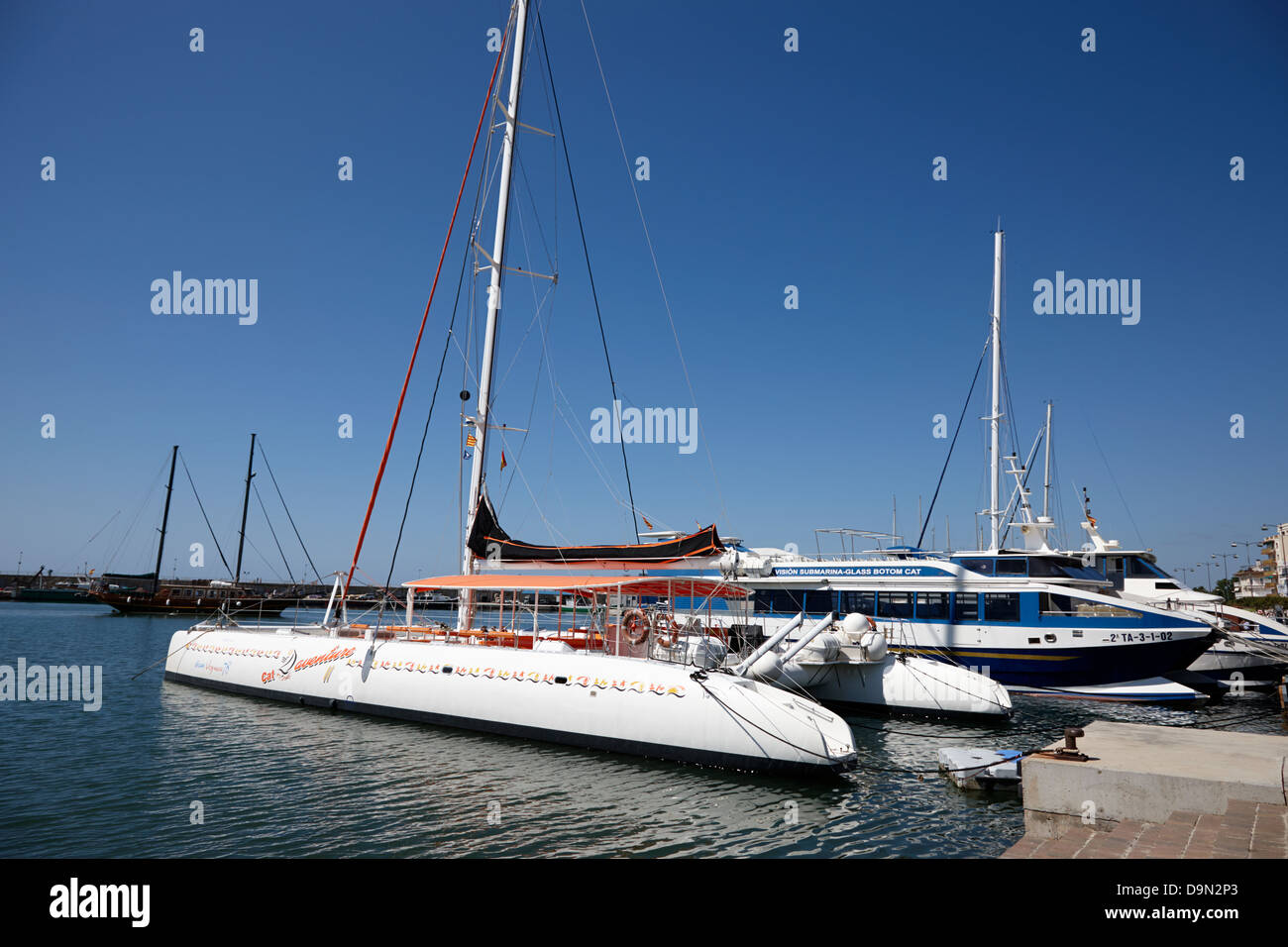 touristischen Reise Boote in den Hafen von Cambrils-Katalonien-Spanien Stockfoto