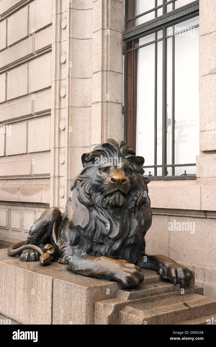 Löwe aus Bronze außerhalb der ehemaligen HSBC Building, dem Bund in Shanghai. Stockfoto