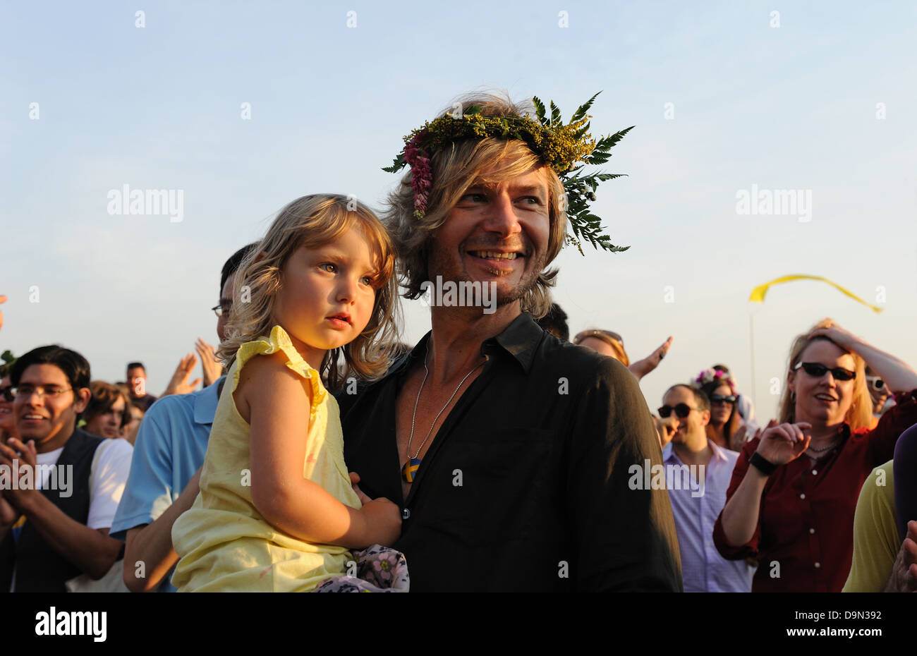Vater und Tochter beim schwedischen Midsummer Festival in Battery Park City, feiert der Sommer-Sonnenwende und Johannistag. Stockfoto