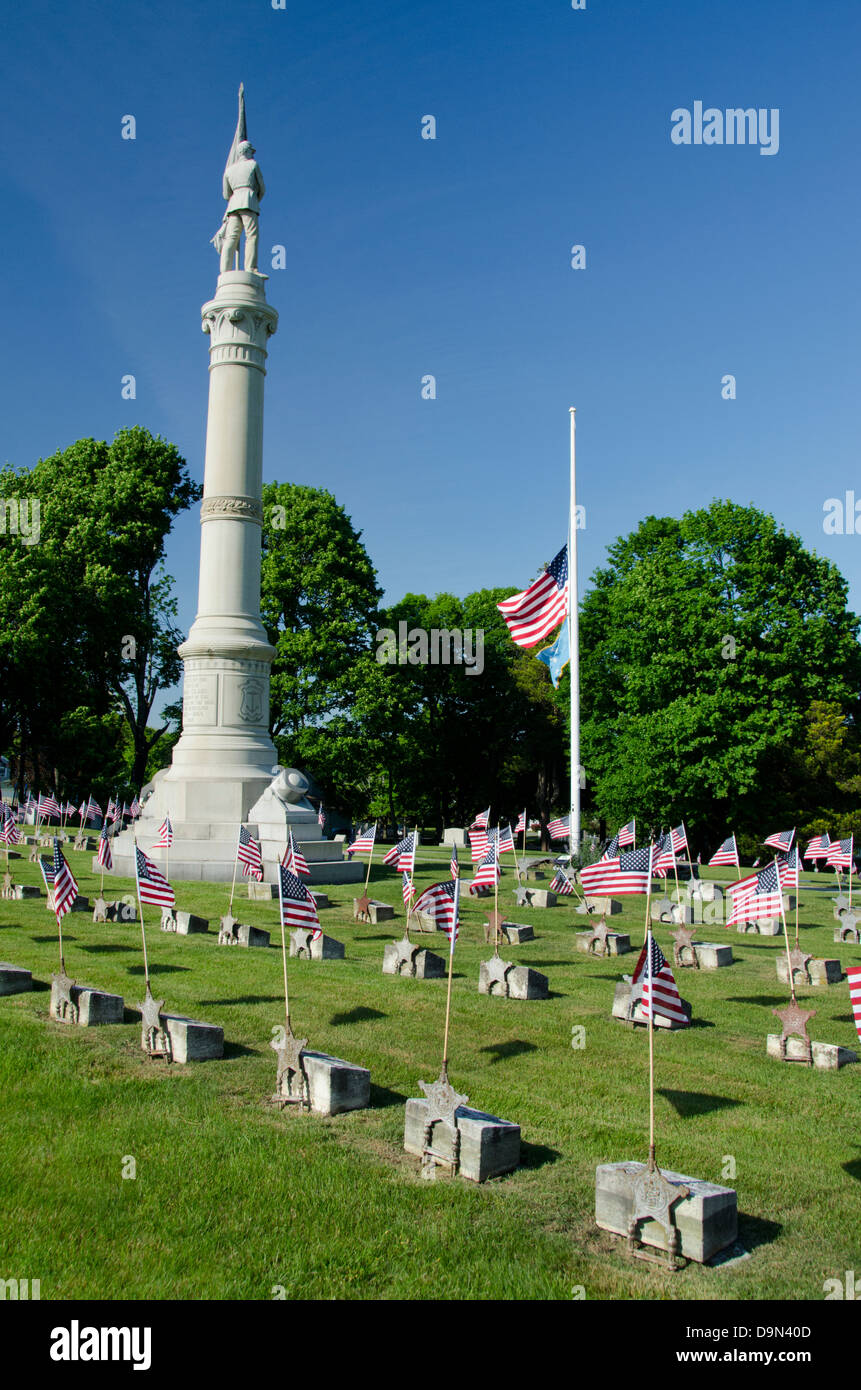 Neu-England, Rhode Island, Bristol. Historischer Militärfriedhof bei uns Fahnen auf jedes Grab gelegt. Stockfoto