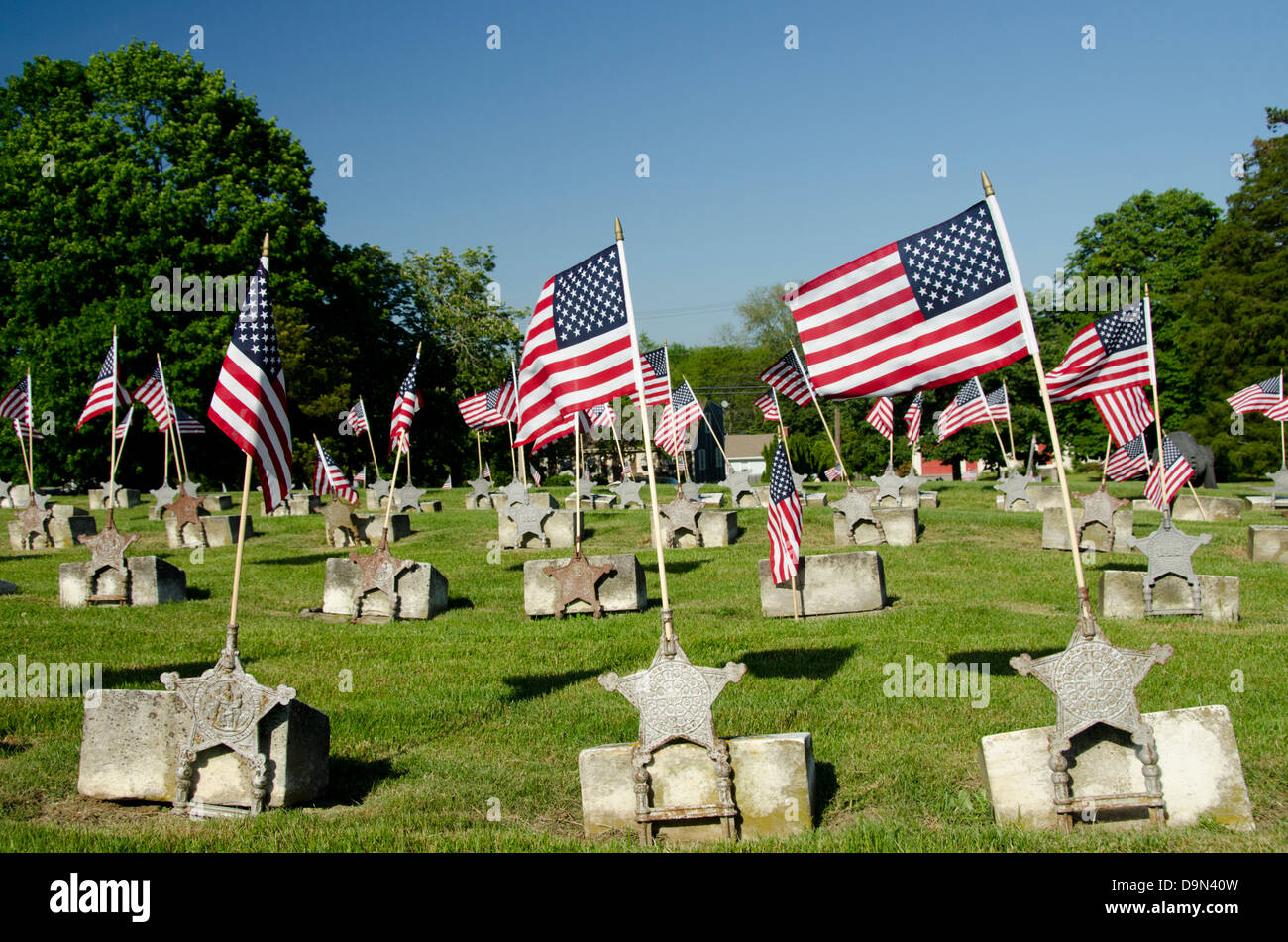 Neu-England, Rhode Island, Bristol. Historischer Militärfriedhof bei uns Fahnen auf jedes Grab gelegt. Stockfoto