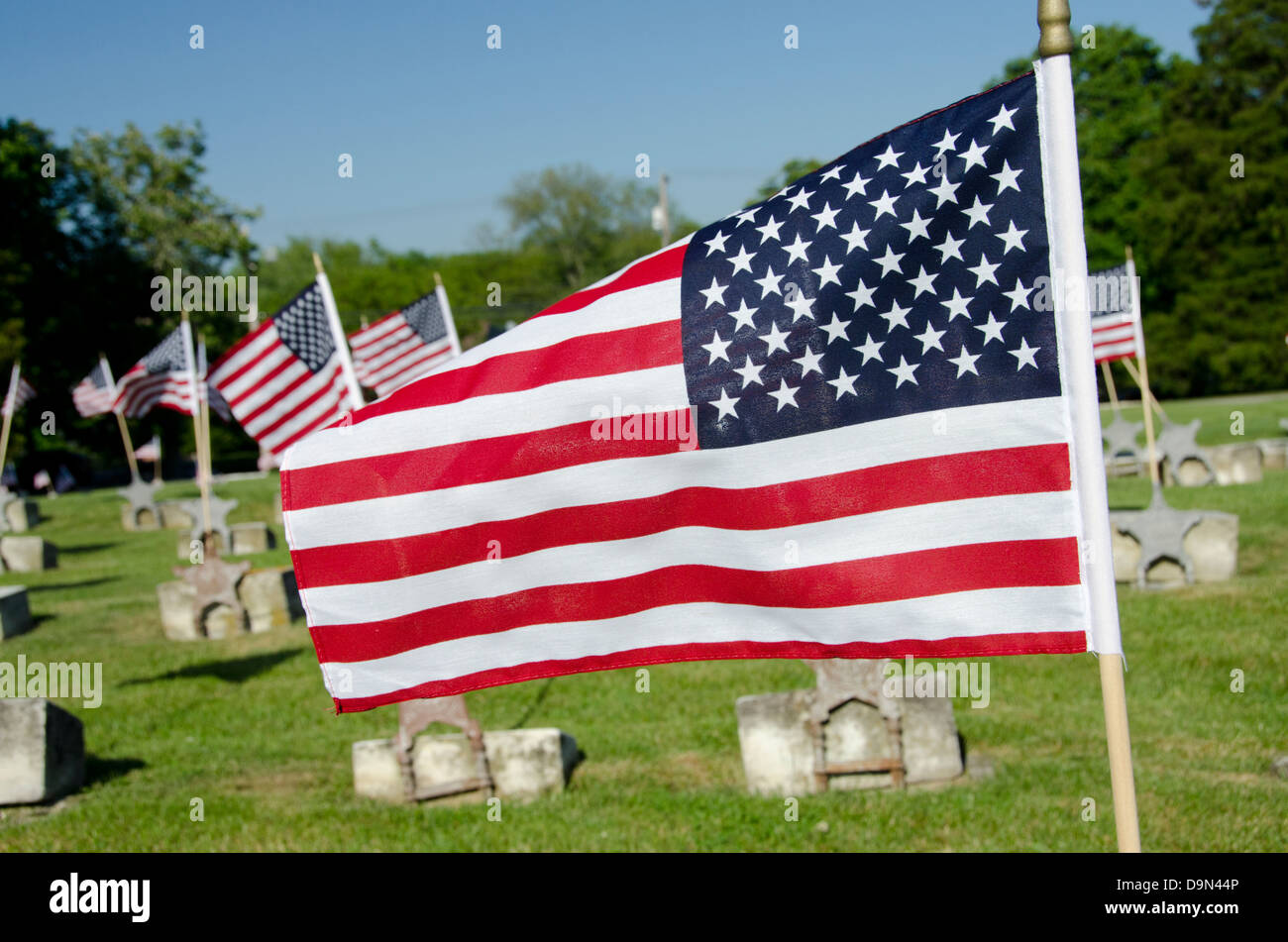 Neu-England, Rhode Island, Bristol. Historischer Militärfriedhof bei uns Fahnen auf jedes Grab gelegt. Stockfoto