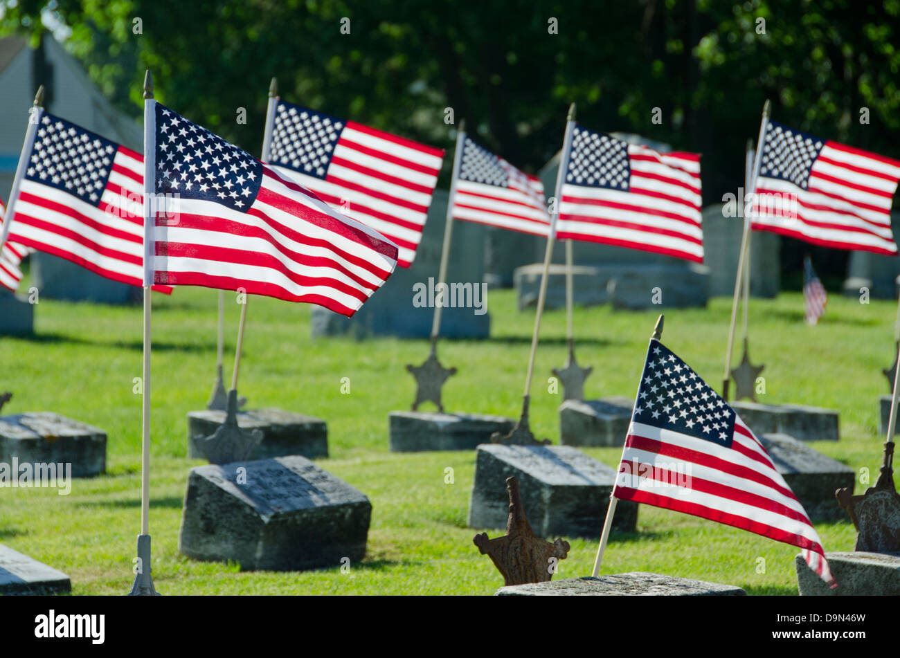 Neu-England, Rhode Island, Bristol. Historischer Militärfriedhof bei uns Fahnen auf jedes Grab gelegt. Stockfoto