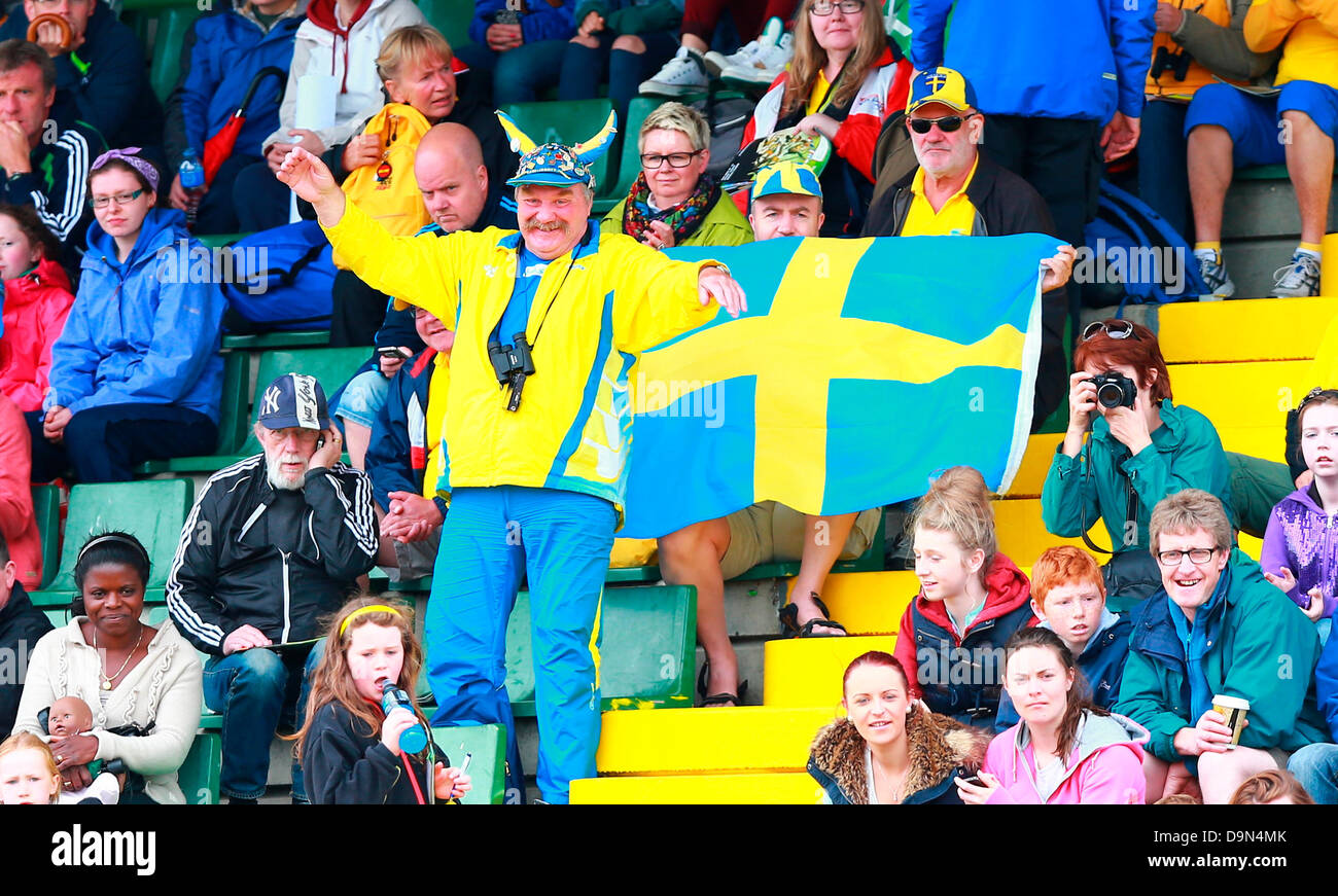 Dublin, Irland. 23. Juni 2013. Schwedischen Fans in Kraft bei den Europameisterschaften Team 1. Liga vom Morton Stadium, Santry. Bildnachweis: Action Plus Sport Bilder/Alamy Live News Stockfoto