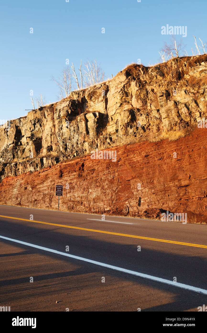 Straße Ausschneiden Highway 61 im Norden von Minnesota, die eine basaltische Lava Flow auf eine zugrunde liegende sedimentären Einzahlung. Stockfoto
