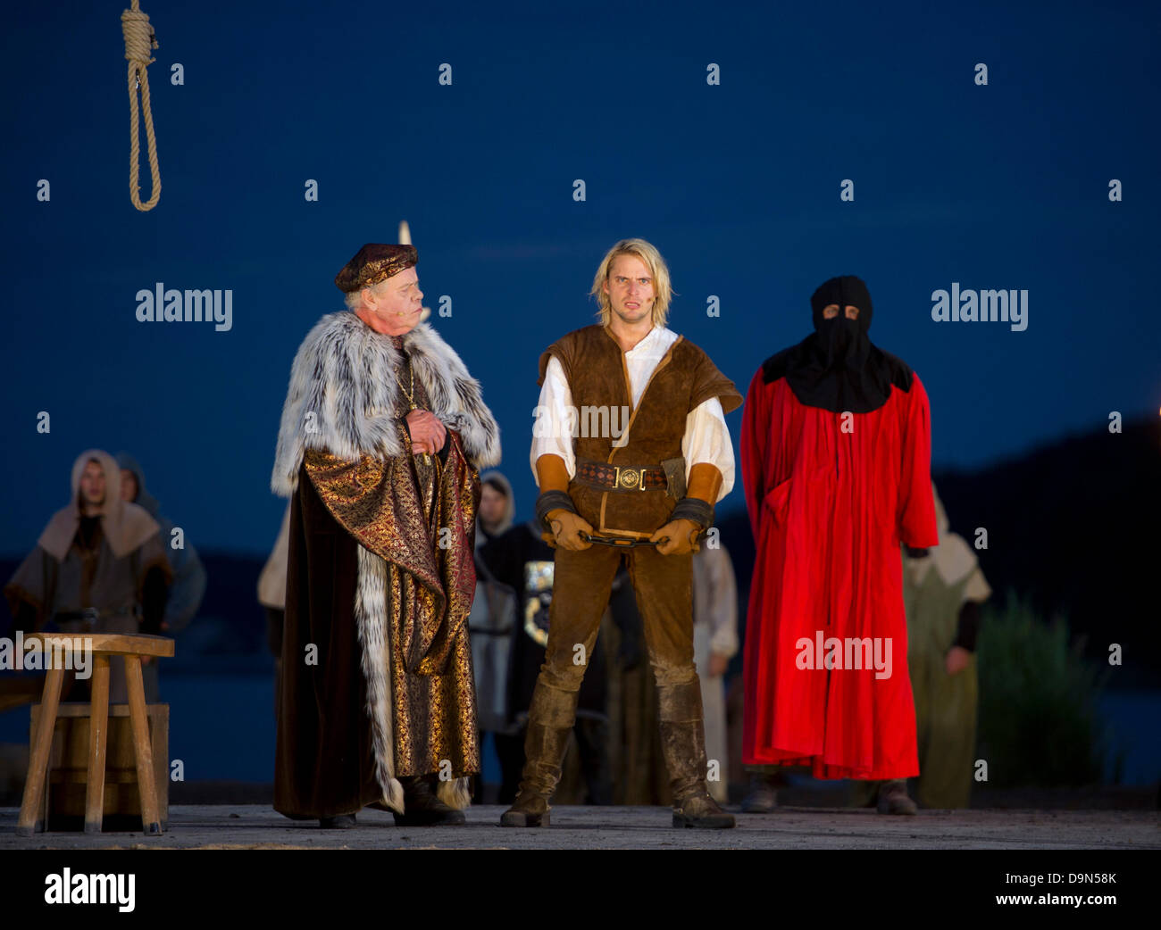 Bastian Semm (C) als Klaus Stoertebeker steht mit Propst Ben Hecker (L) während der Preduction Darstellung, die das Leben des legendären Piratenkapitäns Stoertebeker auf Insel Rügen in Ralswiek, Deutschland, 22. Juni 2013 gestimmt. Die Herstellung von 4,5 Millionen Euro "Der Anfang einer Legende" die Geschichte, erzählt wie Klaus von Alkun wurde ein Pirat und bekam den Namen Stoertebeker ("leeren Sie die Tasse mit einem Schluck"). Die Specatcle läuft bis 07 September. Foto: STEFAN SAUER Stockfoto