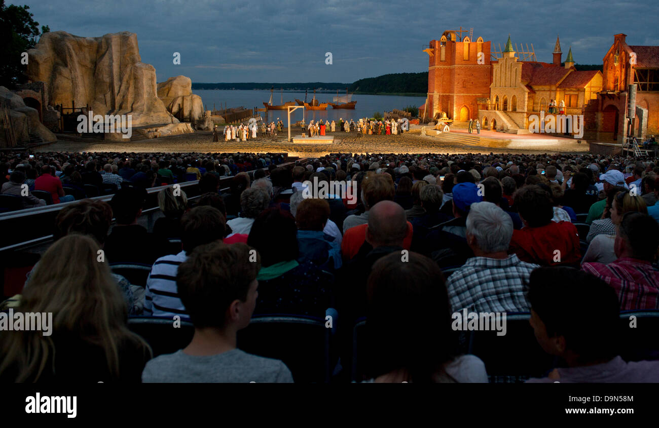 Die Stoertebeker öffnet sich auf der Insel Rügen in Ralswiek, Deutschland, 22. Juni 2013. Die Herstellung von 4,5 Millionen Euro "Der Anfang einer Legende" die Geschichte, erzählt wie Klaus von Alkun wurde ein Pirat und bekam den Namen Stoertebeker ("leeren Sie die Tasse mit einem Schluck"). Die Specatcle läuft bis 07 September. Foto: STEFAN SAUER Stockfoto