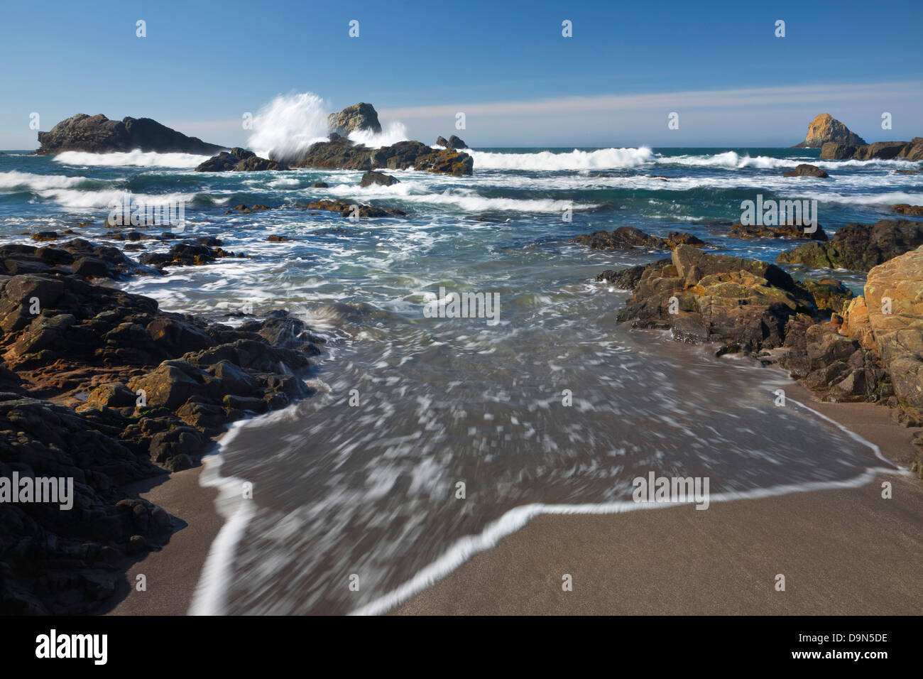 OR01094-00... OREGON - IN kommenden Flut an Lone Ranch Strand am Rande des Pazifischen Ozeans in Samuel H. Boardman State Park. Stockfoto