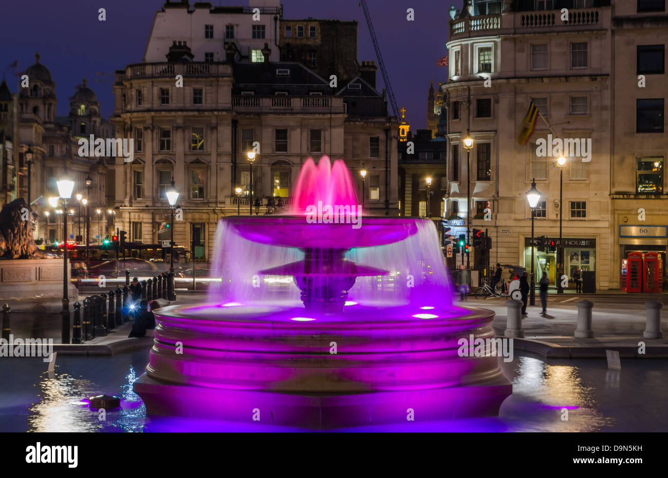 Trafalgar Square-Brunnen in der Nacht fotografiert. London, England. Stockfoto
