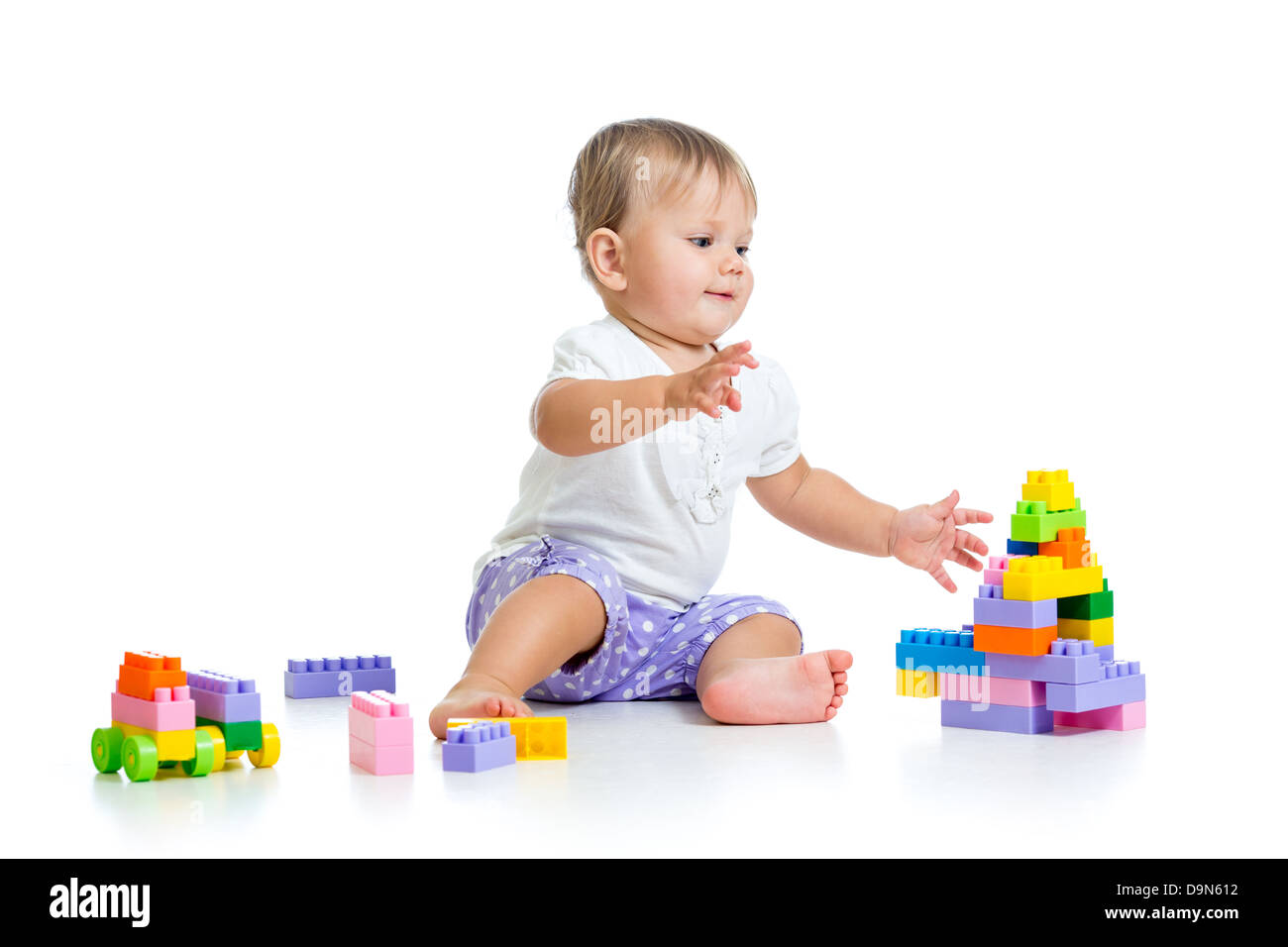 Babymädchen spielen mit Bau set Spielzeug Stockfoto