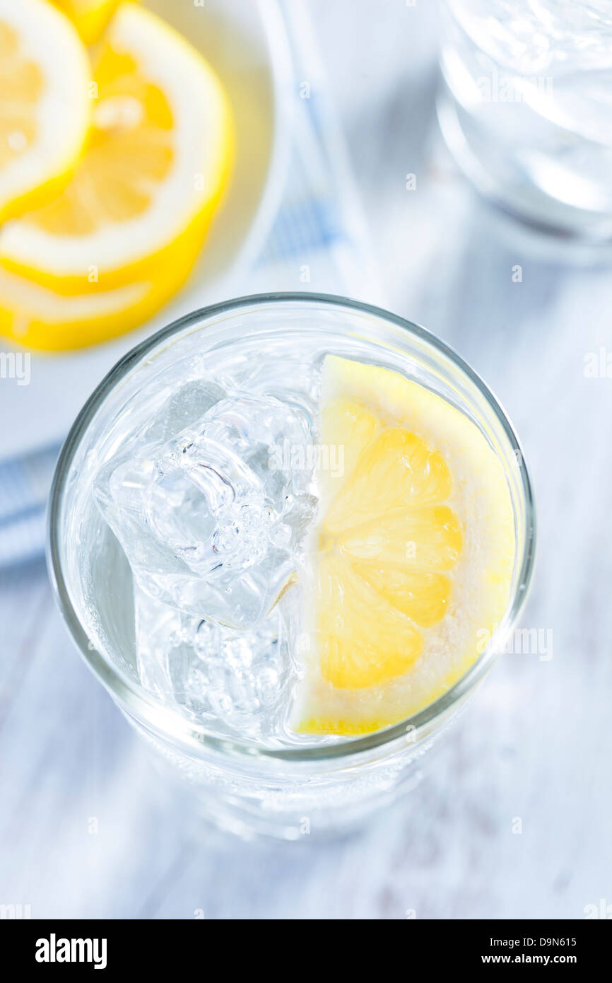 Erfrischende eiskaltes Wasser mit Zitrone zu trinken bereit Stockfoto