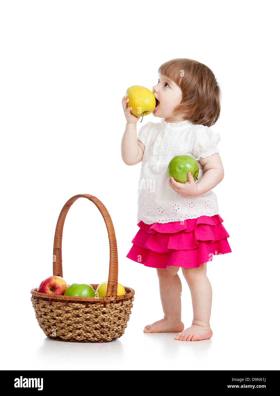Baby-Äpfel aus Korb auf weißem Hintergrund Stockfoto